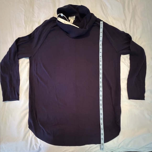 CASLON TURTLENECK TUNIC SWEATER IN NAVY EVENING - Picture 8 of 9